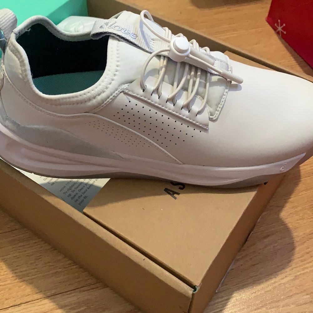 Brand new never worn white clove size 9